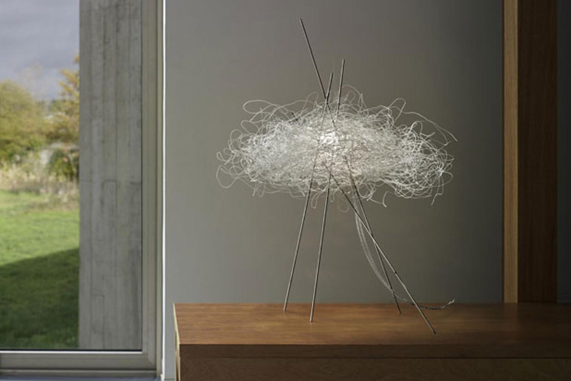 Pili. La lámpara Pili consiste en un único hilo de acero inoxidable que se enreda sin ningún tipo de orden y desprende un halo de irregularidad armónica y envolvente, cargada de encanto y misterio.A través de ella escapa la luz uniforme, homogénea, caprichosa
