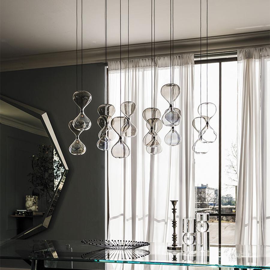 Sablier Lamp. La lámpara de sobremesa forma parte de un juego de lámparas que incluye un modelo de techo. El cuerpo está hecho de cristal transparente mientras que las bases son de acero negro, dos materiales que se adaptan a cualquier entorno aportanto originalidad a las estancias
