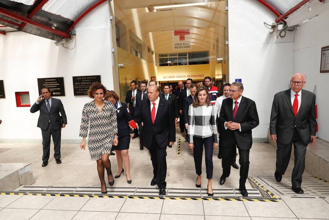 La visita de Doña Letizia a México con motivo de la Cumbre Mundial de Líderes contra el Cáncer (WCLS), en imágenes. La Reina ha recorrido las instalaciones de esta organización, sobre la que ha recaído gran parte de la gestión posterior de las ayudas a los damnificados de los dos terremotos de septiembre en México.