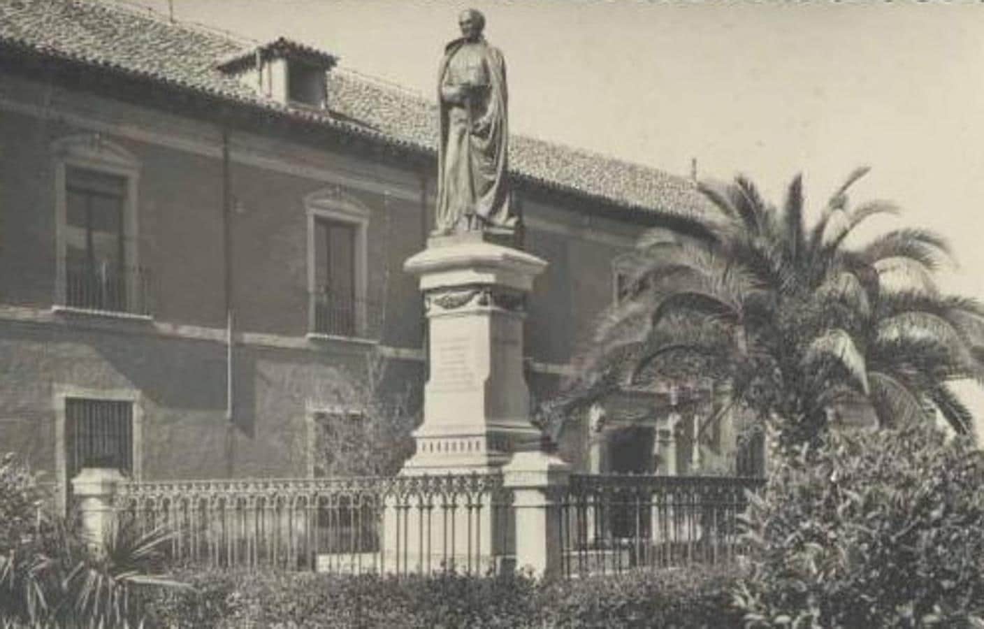 Antigua postal con el monumento de Juan de Mariana erigido en Talavera. 