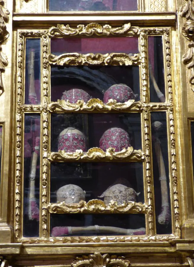 Cráneos y otros restos óseos expuestos en el Ochavo de San Ildefonso. Foto Rafael del Cerro. 