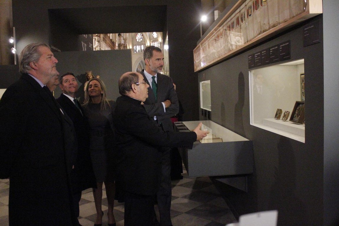 El Rey siguió las explicaciones del comisario de la muestra y canónigo delegado de Patrimonio, Juan Pedro Sánchez. 