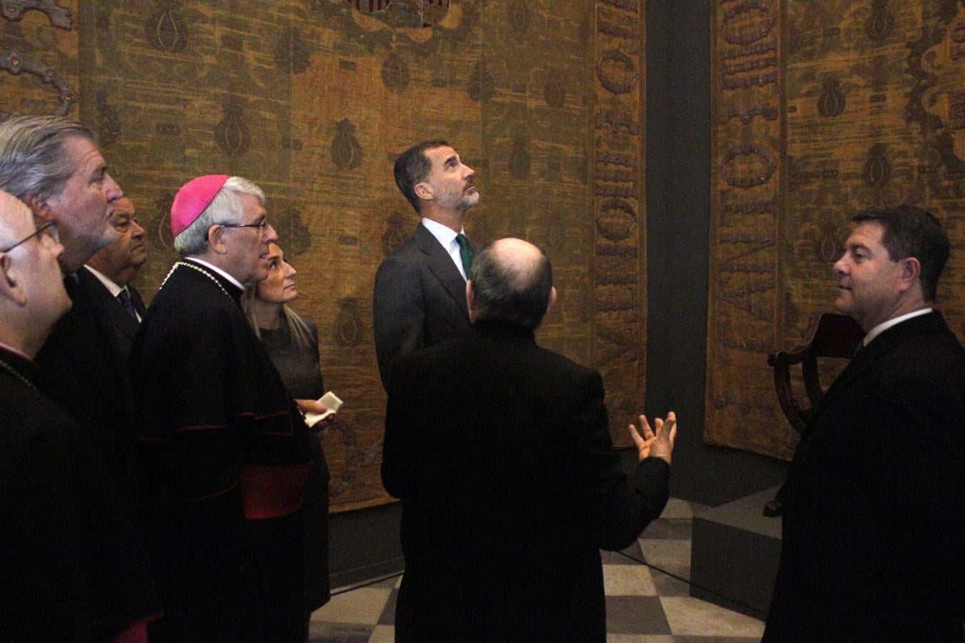 El Rey siguió las explicaciones del comisario de la muestra y canónigo delegado de Patrimonio, Juan Pedro Sánchez; detrás el arzobispo Braulio Rodríguez y la alcaldesa, Milagros Tolón. 