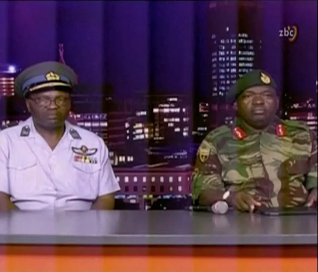 Un portavoz militar leyó anoche un comunicado en directo en el que descartó una «toma militar» del Gobierno y aseguró que Mugabe y su familia están «a salvo».. 
