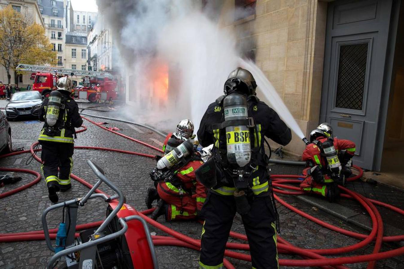 Un incendio ha devastado la librería «La hune», una de las más conocidas de París. Karim Daher (AFP)