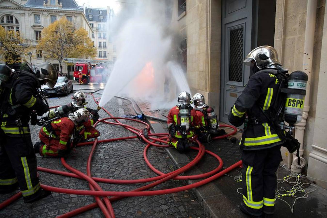 Un incendio ha devastado la librería «La hune», una de las más conocidas de París. Karim Daher (AFP)