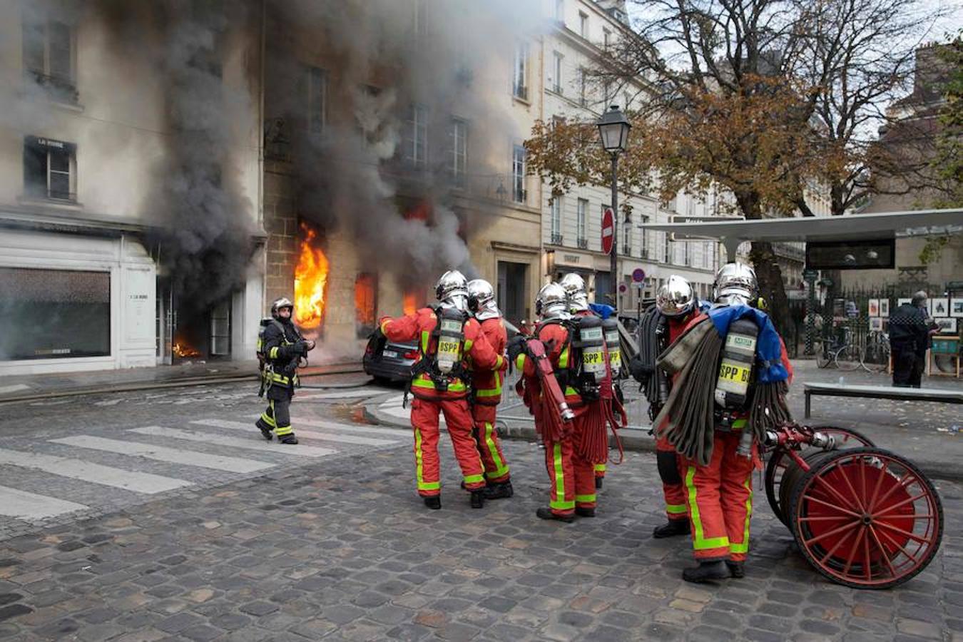 Un incendio ha devastado la librería «La hune», una de las más conocidas de París. Karim Daher (AFP)