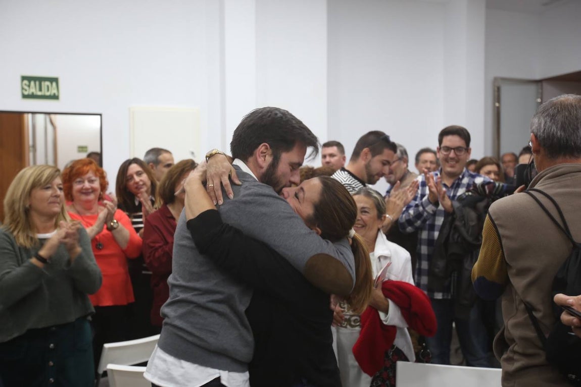 Fran González reelegido líder de los socialistas gaditanos frente a Blanca Flores