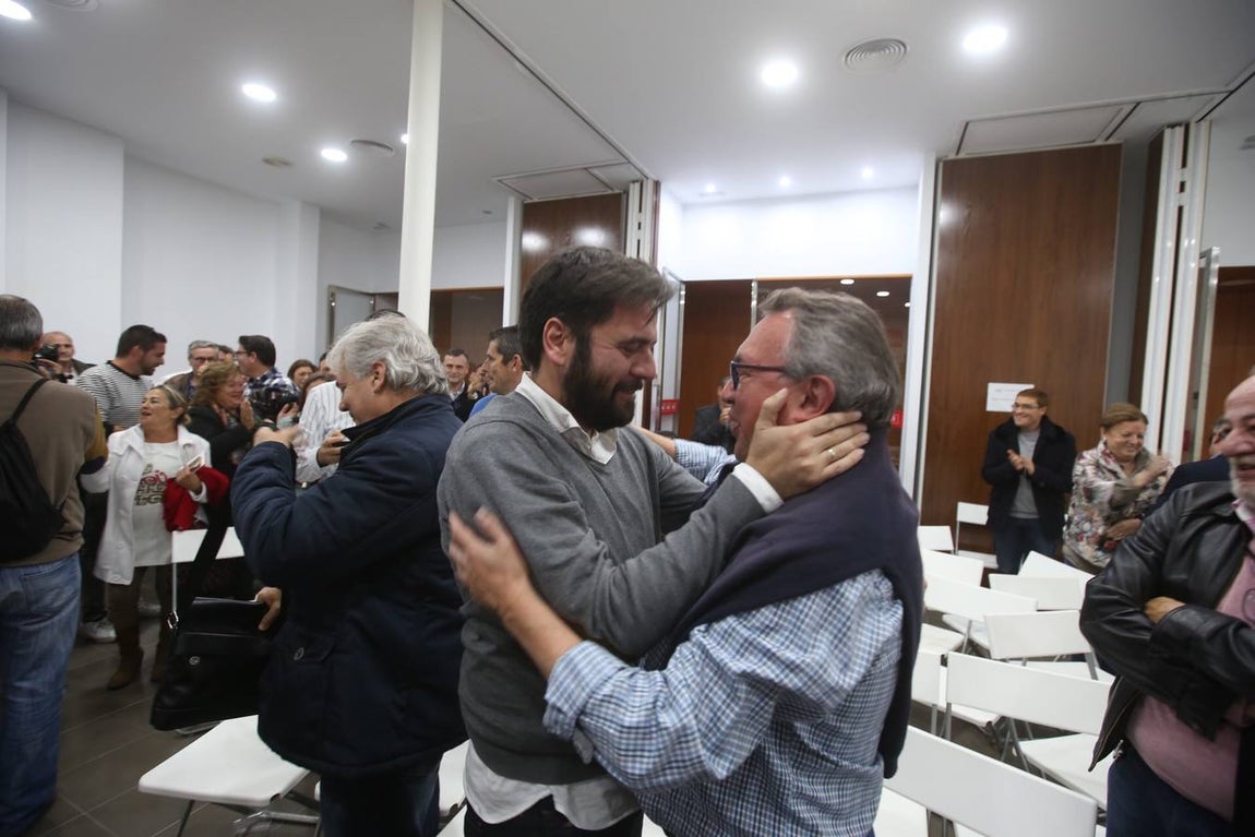 Fran González reelegido líder de los socialistas gaditanos frente a Blanca Flores
