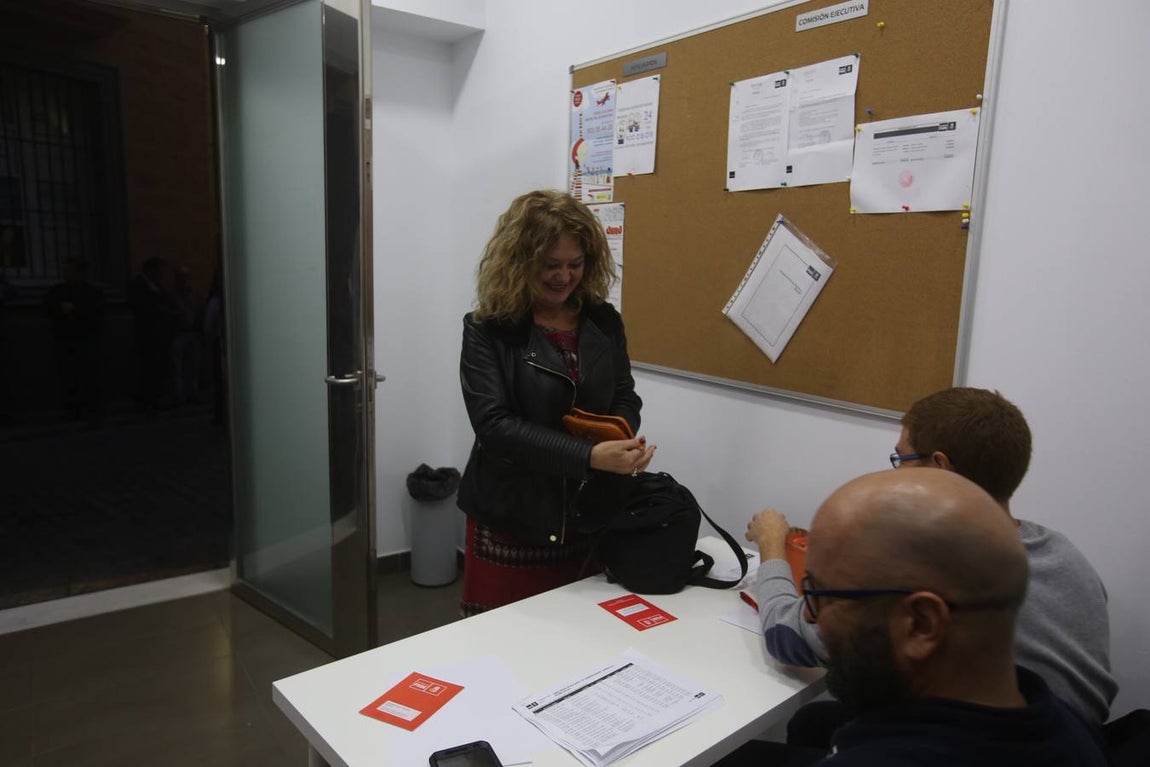 Fran González reelegido líder de los socialistas gaditanos frente a Blanca Flores