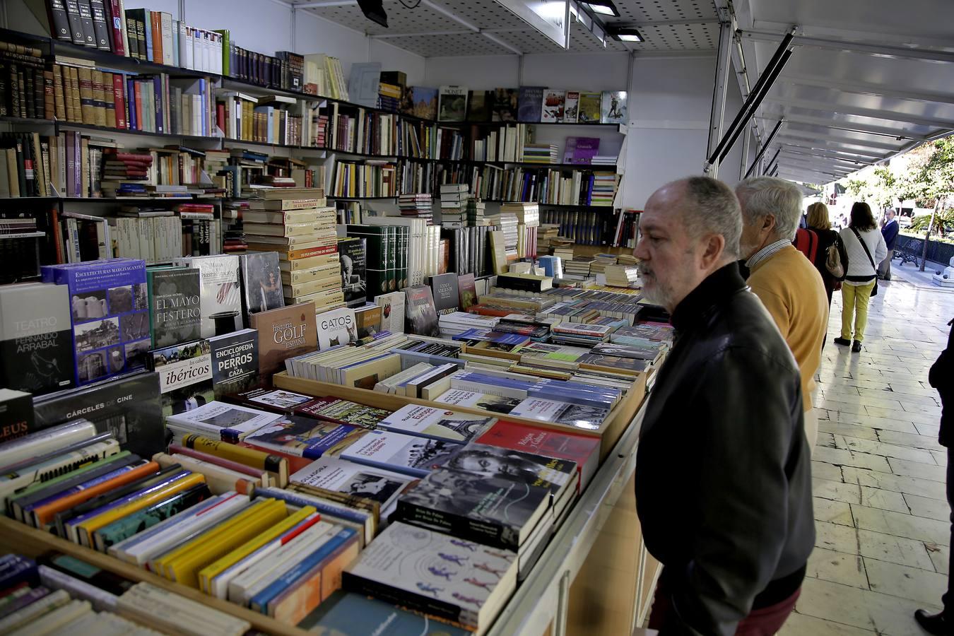 La Feria del Libro Antiguo de Sevilla, en imágenes