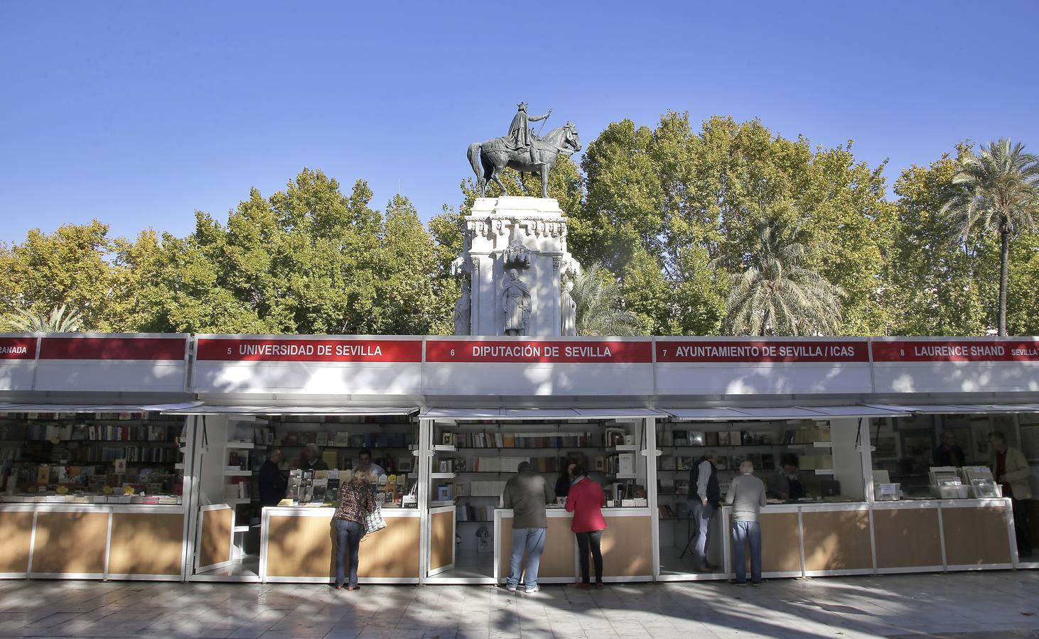 La Feria del Libro Antiguo de Sevilla, en imágenes