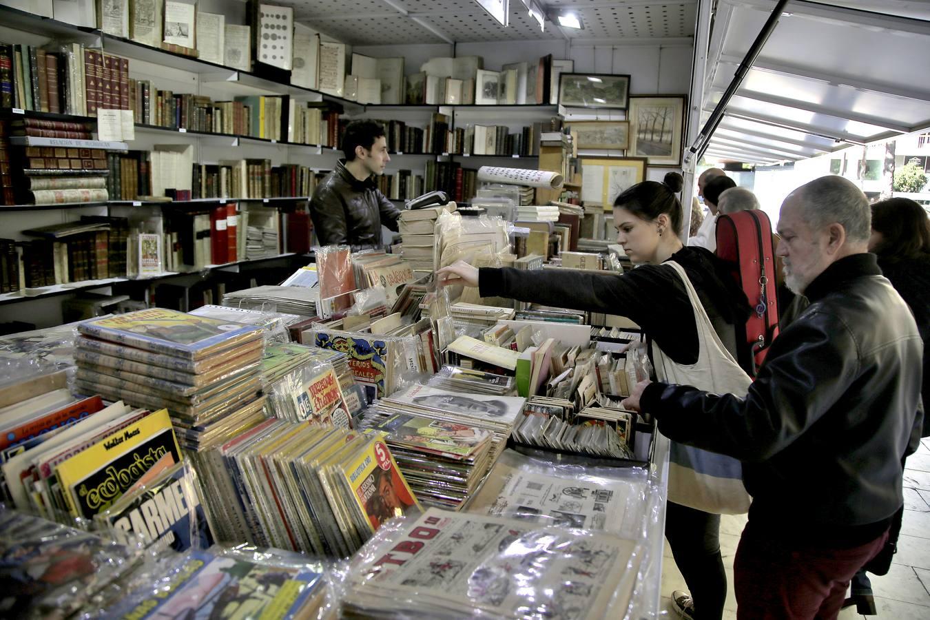 La Feria del Libro Antiguo de Sevilla, en imágenes