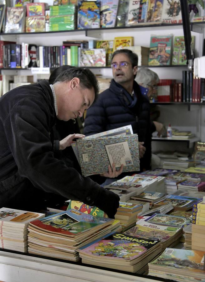 La Feria del Libro Antiguo de Sevilla, en imágenes