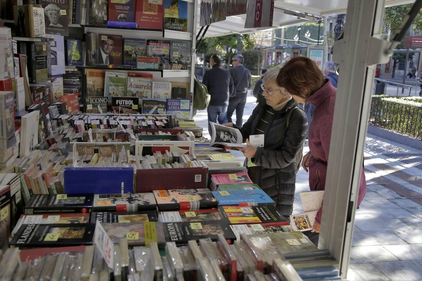 La Feria del Libro Antiguo de Sevilla, en imágenes