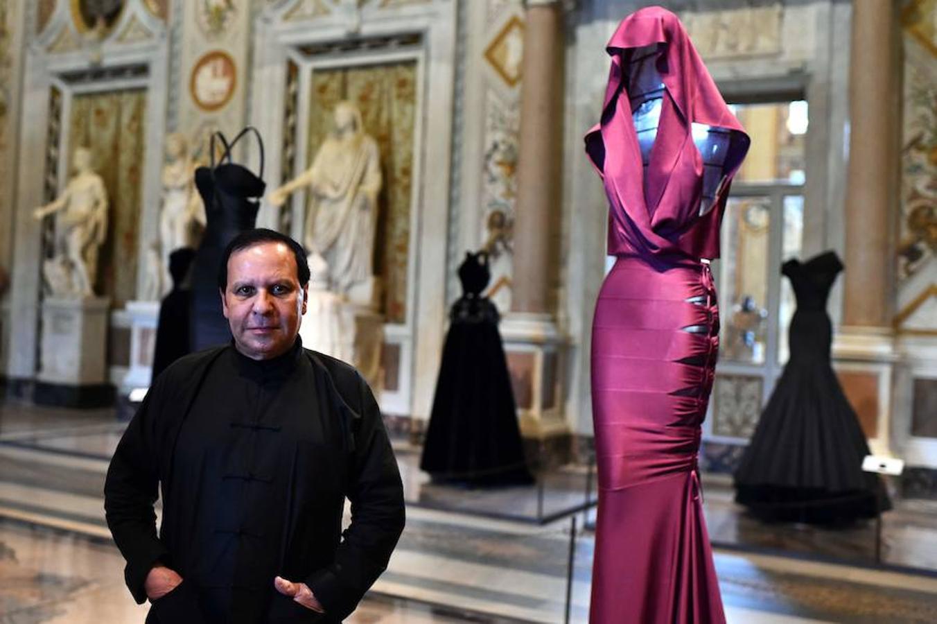 Azzedine Alaïa, en 2015, junto a uno de sus diseños expuestos en la Galería Borghese de Roma. 