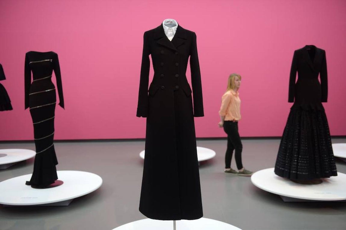 Varias de las piezas creadas por Alaïa, en la exposición del Museo NRW Forum de Dusseldorf, en junio de 2013. 