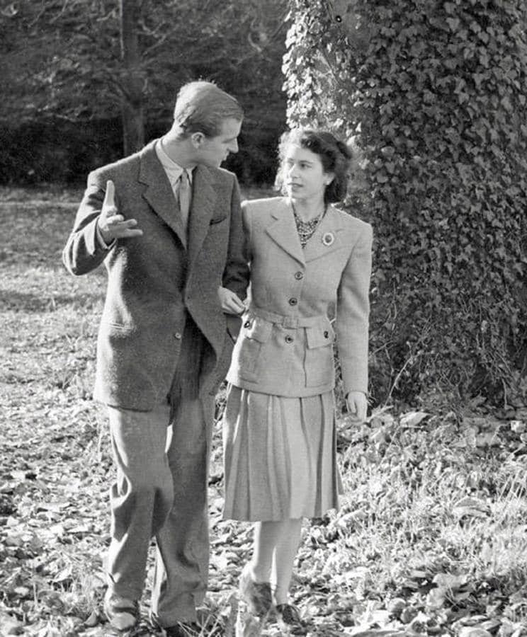Ambos se habían visto por primera cuando ella tenía ocho años, en la boda de Marina de Grecia, prima del Príncipe Felipe, con el duque de Kent. «Fue amor desde el principio, en contraste con los matrimonios de conveniencia que tanto se estilaban entre la nobleza», apuntó Margaret Rhodes, prima de la Reina Isabel, en sus memorias. 