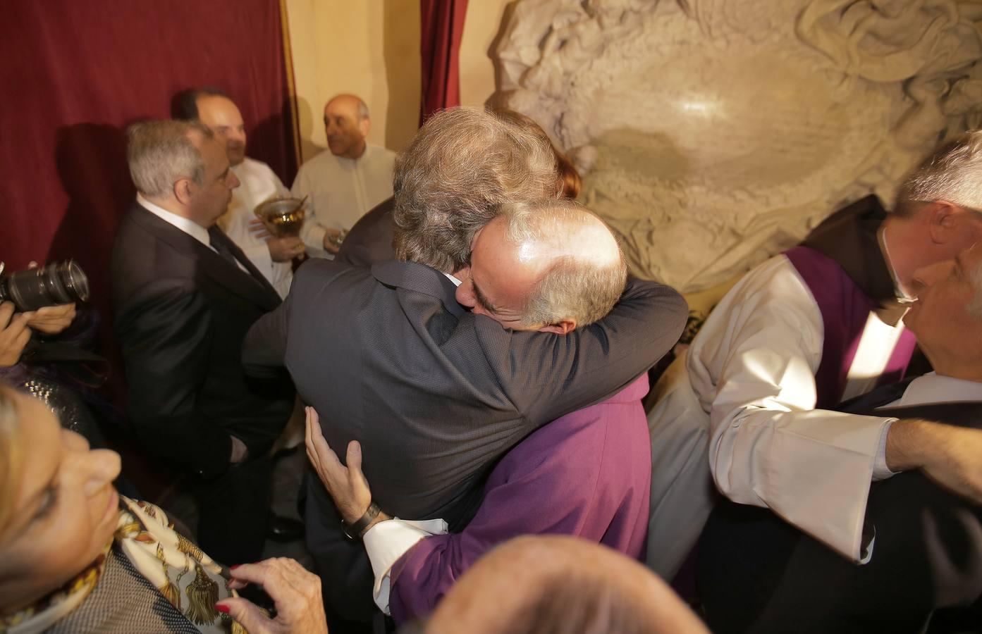 Alfonso Diez se abraza con Ignacio Jiménez Sánchez-Dalp