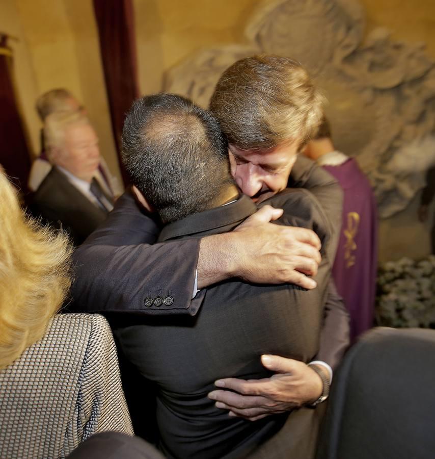 El escultor Navarro Arteaga se abraza con Cayetano Martínez de Irujo