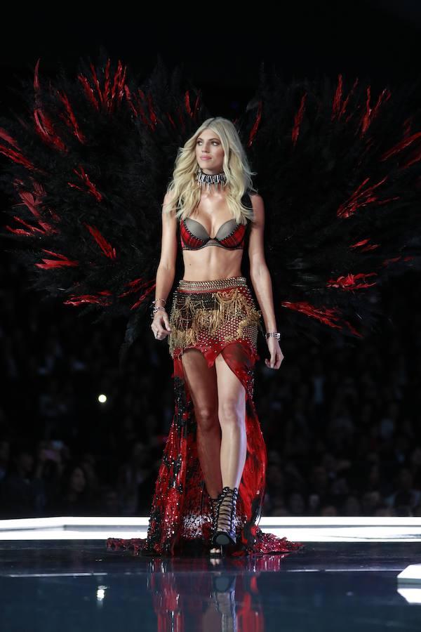 Desfilaron un total de 55 modelos de 22 países y este año Lais Ribeiro fue la elegida para lucir el «Fantasy Bra». 