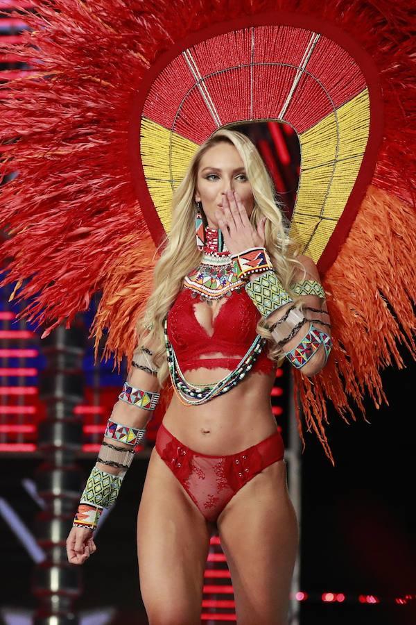 Un sujetador realizado en diamantes y zafiros que ha sido bautizado como «Champagne Nights» y que está valorado en dos millones de dólares (1,7 millones de euros). 