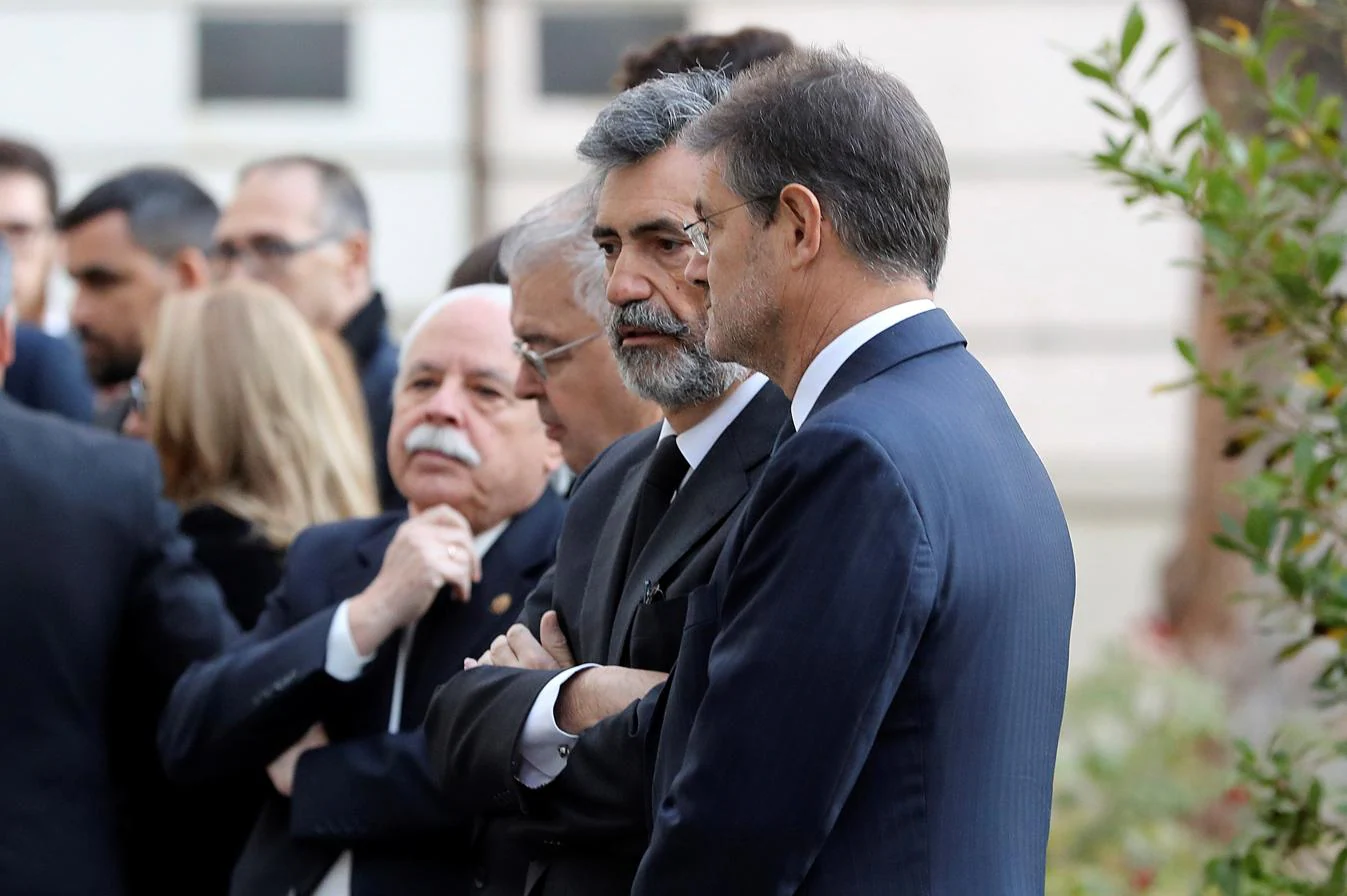 El Presidente del Tribunal Supremo de España y del Consejo General del Poder Judicial Carlos Lesmes (c), y el ministro de Justicia Rafael Catalá. 
