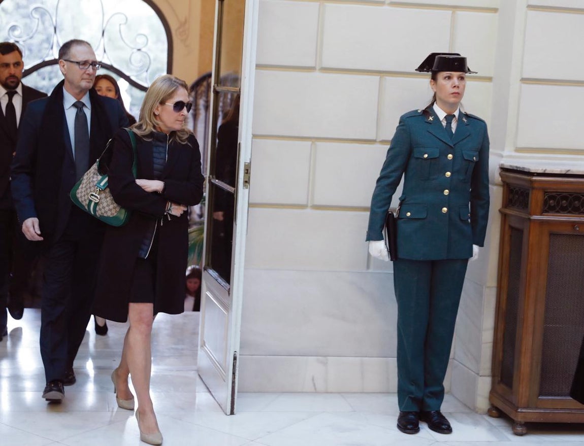 El féretro con los restos mortales del fiscal general del Estado, José Manuel Maza, fallecido el sábado en Buenos Aires, fueron repatriados la pasada madrugada. 