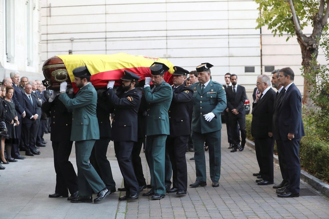 El Presidente del Tribunal Supremo de España y del Consejo General del Poder Judicial Carlos Lesmes (2d), y el ministro de Justicia rafael Catalá (d). 
