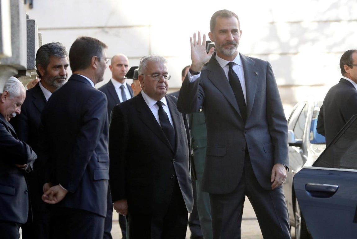 El Rey Felipe VI saluda a su llegada a la capilla ardiente. 