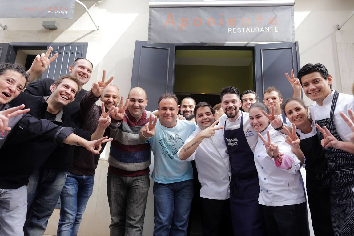 Ángel León celebra con su equipo la segunda estrella Michelin para su restaurante Aponiente de El Puerto