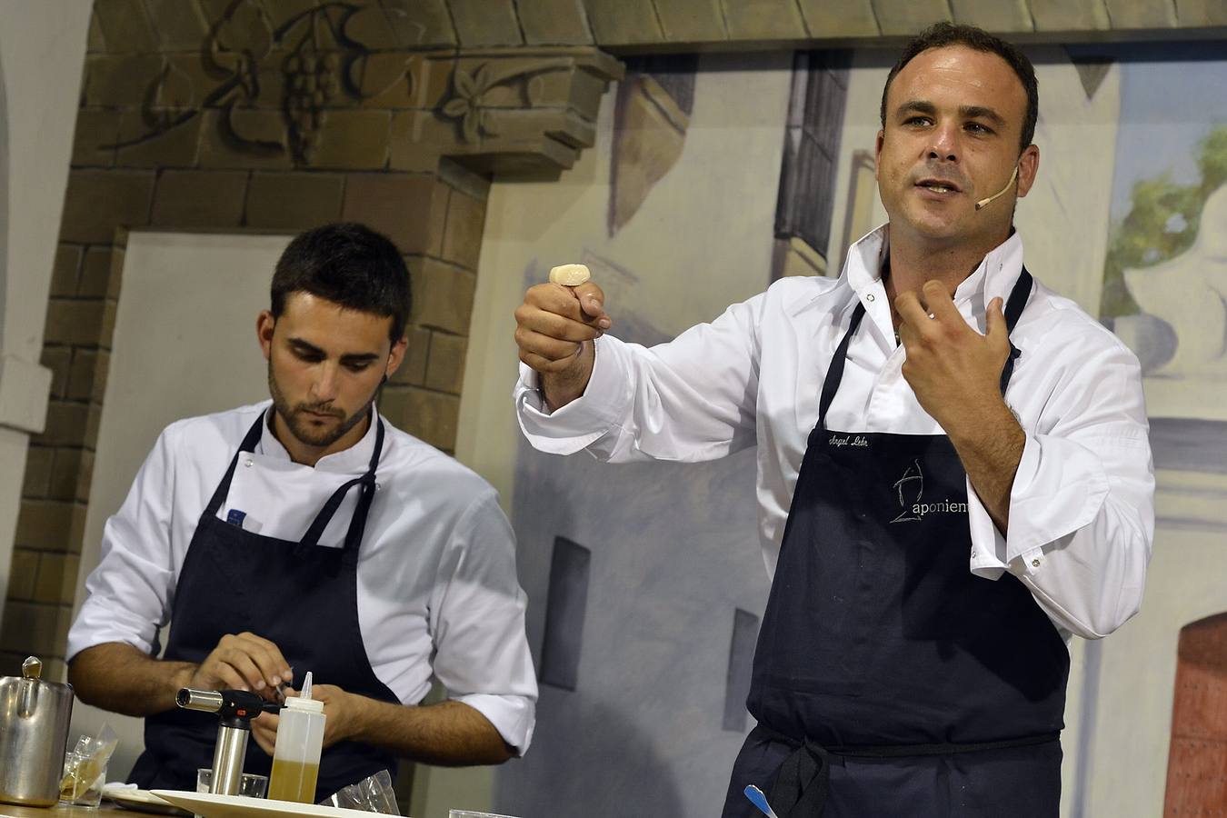 Angel León presenta nuevas sopas en las bodegas Barbadillo