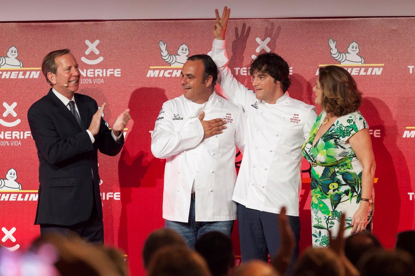 El director internacional de la Guía Michelin, Michael Ellis, con Ángel León y Jordi Cruz, en el momento en que obtienen tres estrellas