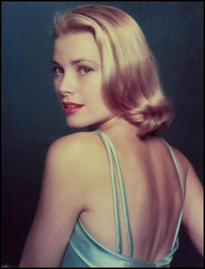 Grace de Mónaco. La estrella de Hollywood que mejor se adaptó a la sangre azul. Años después de obtener una estatuilla por su papel en «The country Girl», Grace Kelly contrajo matrimonio con Rainiero III, convirtiéndose automáticamente en Princesa consorte de Mónaco. Tuvo un papel muy importante en la recuperación económica del principado, ya que consiguió revitalizar su economía atrayendo al turismo. Profesional, grácil y carismática, encandiló a la sociedad de su época por no perder nunca su naturalidad y generosidad a pesar de haber tocado la cima del éxito tanto en la vertiente personal como en la profesional
