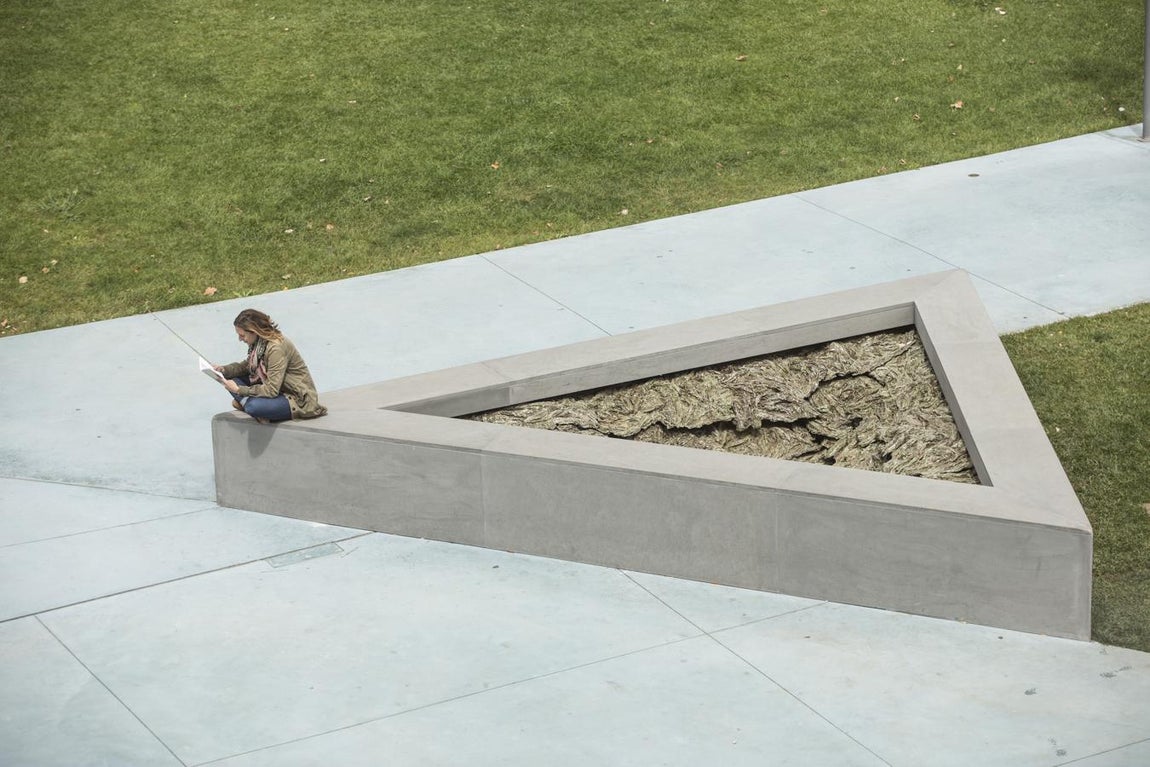 SIÉNTATE EN LOS POZOS DE LA ARTISTA CRISTINA IGLESIAS Y OBSERVA EL MOVIMIENTO ACOMPASADO DEL AGUA. Reserva ya tu entrada y evita colas: <a href="http://www.centrobotin.org/comprar-entrada-centro-botin/?utm_medium=display&amp;utm_source=abclistadocultura&amp;utm_campaign=Entradas&amp;utm_content=entradas&amp;utm_term=spanish" target="_blank">www.centrobotin.org</a>. 