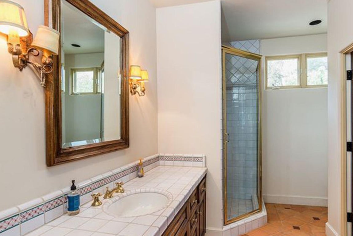 Practicidad. La vivienda cuenta con un total de seis baños en los que la practicidad es una constante. Están dotados tanto de enormes platos de ducha y de cómodas bañeras. En el espacio más íntimo de la casa, el inquilino debe sentirse a gusto