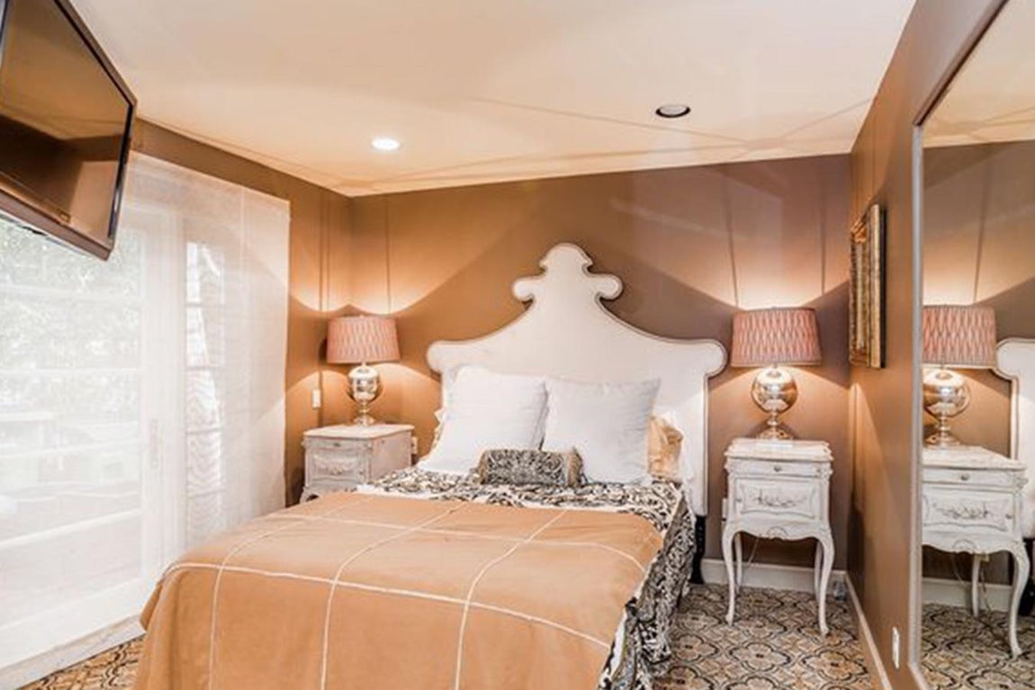 Dormitorios. Tiene cinco en total, todos son espaciosos y cuentan con sus respectivos cuartos de baño. Otro denominador común es la luminosidad: aunque tienen diferentes orientaciones, todos comunican con el porche y tienen grandes espacios acristalados