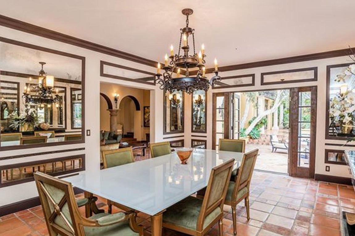 Comedor. El comedor se abre al frondoso jardín y al salón principal y comunica con una excelente cocina. Su pavimento es de barro cocido rojizo, muy apropiado para pisos bajos y para exteriores porque absorbe el agua. Combina muy bien con el mobiliario rústico