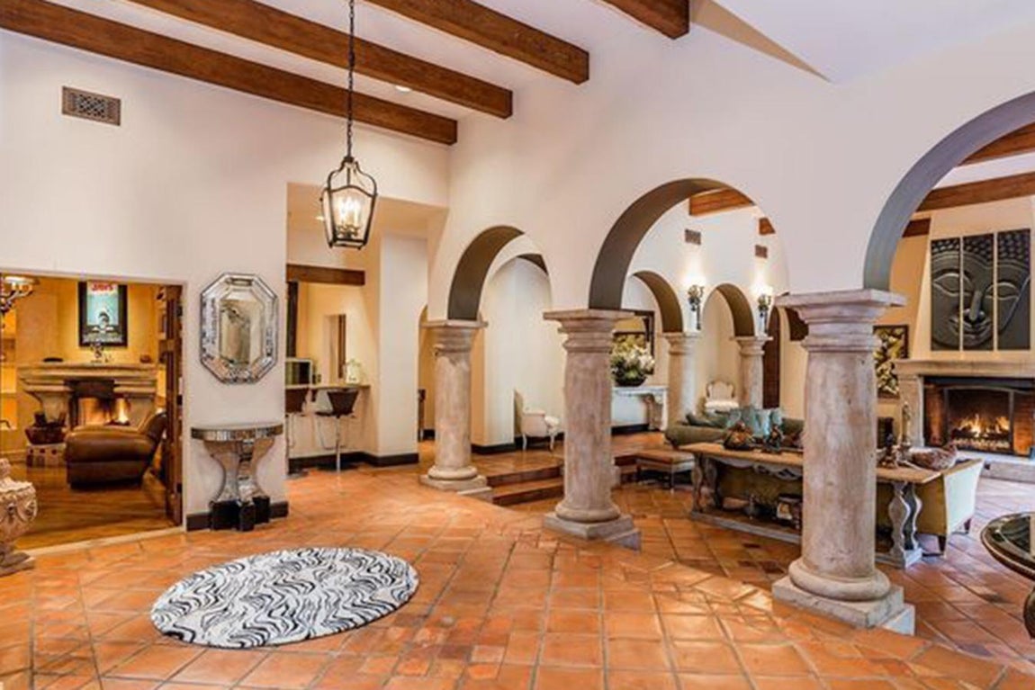 Pensada para convivir. El salón principal comunica con una acogedora salita de estar y con un enorme comedor muy luminoso, apropiado para el disfrute de las veladas familiares. En esta isla principal destaca también una práctica barra de desayuno