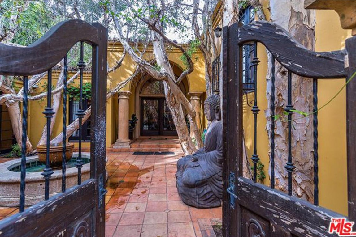 Marco del infortunio. Su convivencia en la vivienda fue tan breve como su matrimonio, el protagonista de «Dos hombres y medio» lleva intentando deshacerse de esta propiedad desde 2013