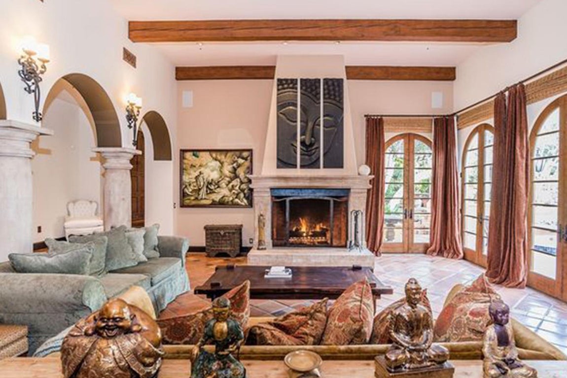 Muy espaciosa. La casa mide más de 600 metros cuadrados divididos en dos pisos. La distribución interior cubre las necesidades de la celebridad: tiene 5 dormitorios, 6 baños, un amplio salón, comedor, sala de estar, cocina, oficina y una sala de cine. El eje que captura la atención del salón es la romántica chimenea que lo preside