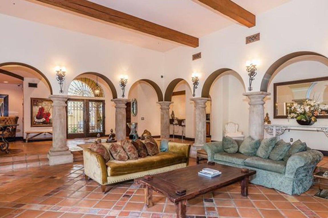 Sensación de amplitud. Las estancias principales están separadas por arcos de piedra en vez de por tabiques, esto produce una sensación espacial muy particular