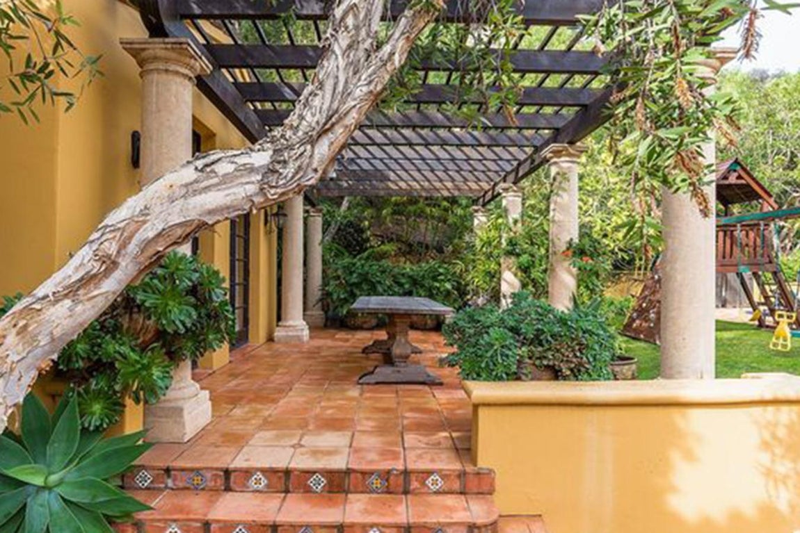 Estilo español. Este tipo de construcciones estuvieron muy de moda en los años 20 y 40 en Estados Unidos debido a la gran cantidad de inmigrantes con raíces españolas afincados en el lugar. Los rasgos más reconocibles de este estilo arquitectónico son: tejas de barro, grandes porches con arcos, detalles de hierro forjado e interiores con vigas vista