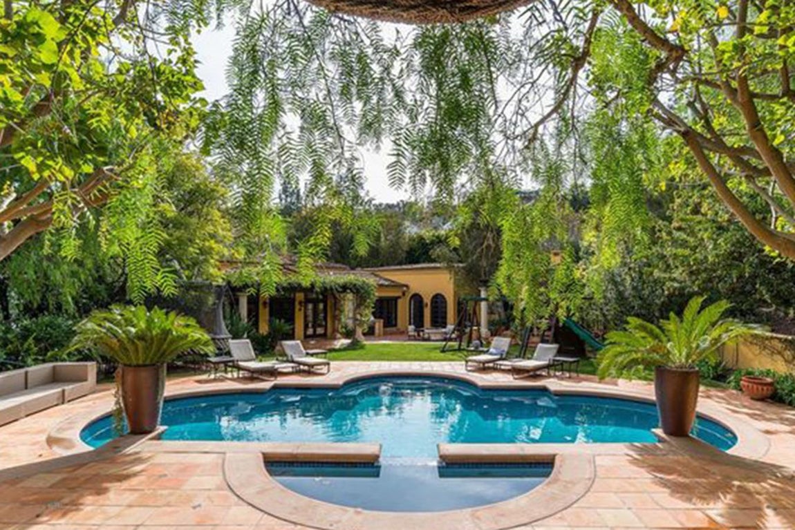 Solarium. Al otro lado, un enorme solarium broncea las pieles de inquilinos e invitados. Junto al solarium, un salón exterior preparado con cómodos muebles de jardín