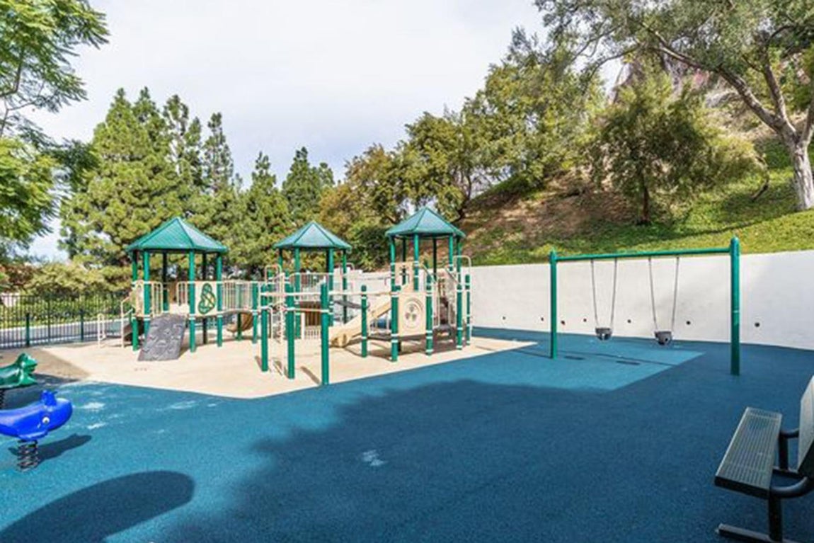 Parque Infantil. Otro de los rincones preferidos de los más pequeños, dentro de la propiedad hay un parte con columpios, casa de madera y toboganes para que los niños se diviertan. El suelo está recubierto por materiales antigolpes para preservar la seguridad de los pequeños