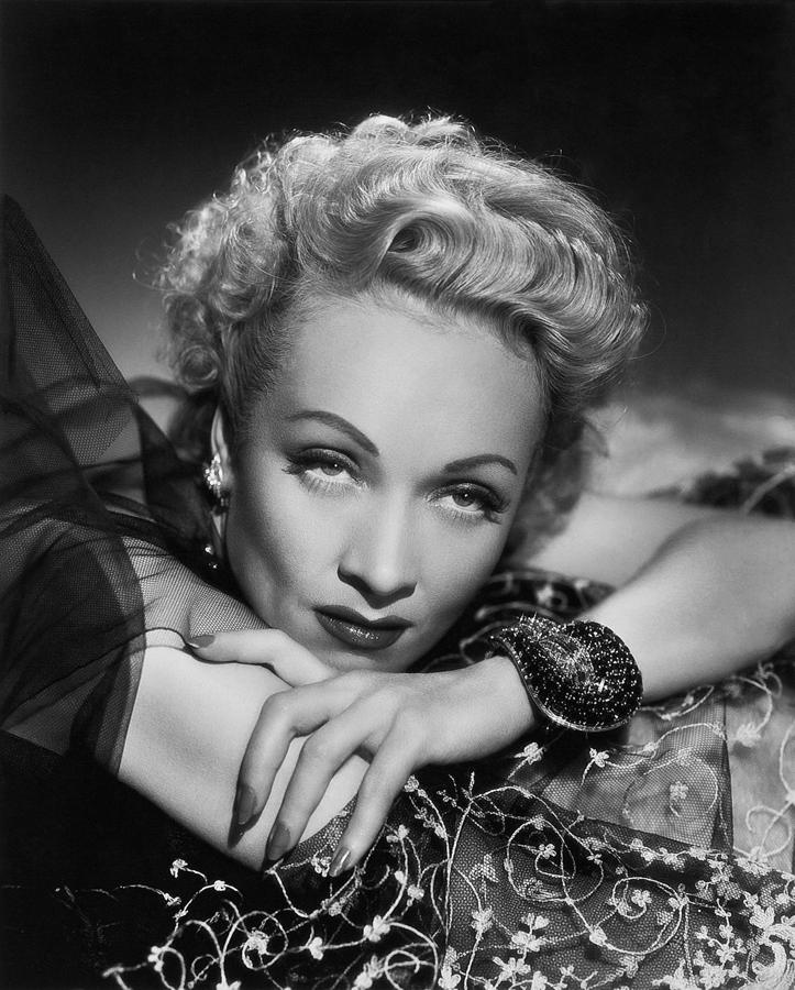 Marlene Dietrich. Su madre era propietaria de una joyería en la que una pequeña Marlene aprendió a valorar el lujo. Su famlia estaba muy alejada de la industria del cine, pero ella ella supo hacerse hueco en la gran pantalla y moverse en ella como pez en el agua. Además de haber llegado en lo más alto en su profesión, la protagonista de «Pánico en la escena» hizo de la elegancia su sello persona y vivió siempre bajo su propio código de conducta