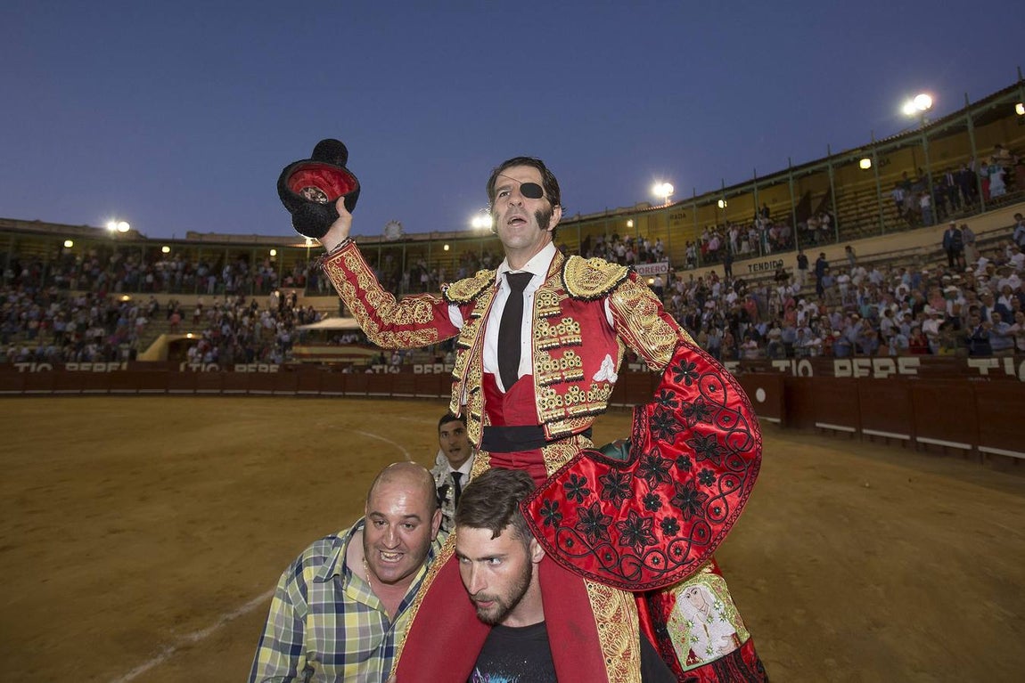 Los triunfos y las cornadas de Padilla, en imágenes