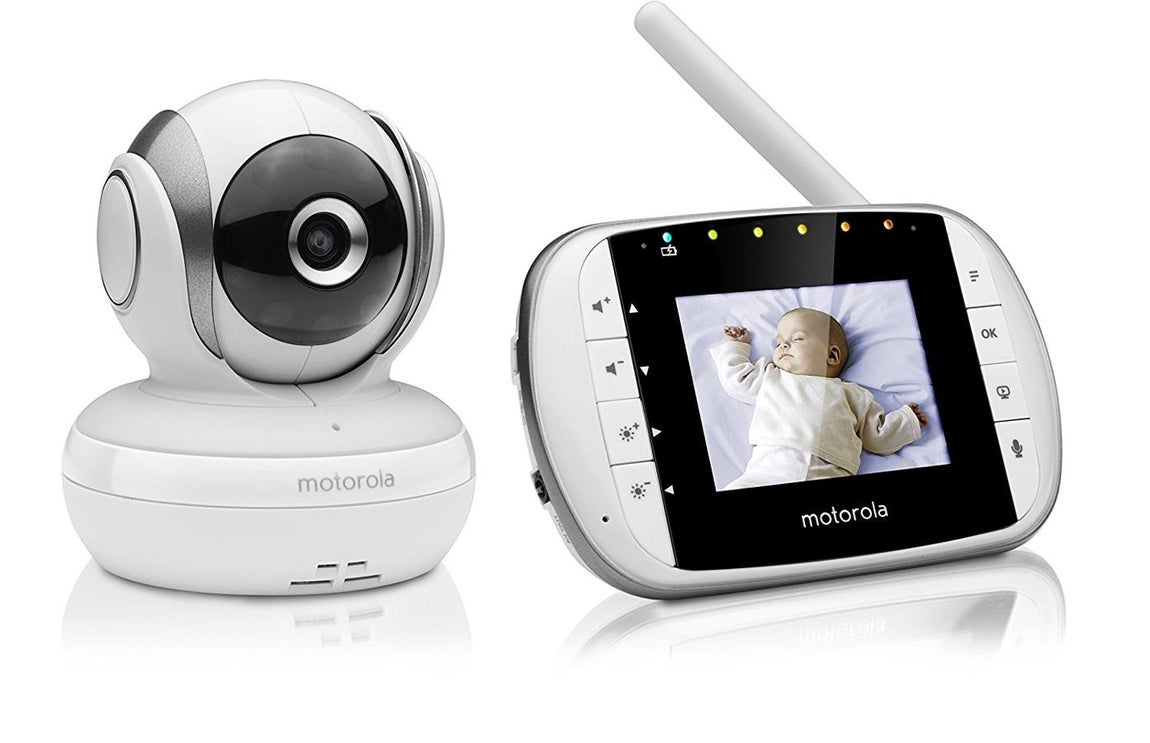 Vigilabebés Motorola MBP 36SC. No emite ningún sonido, controla la humedad y la temperatura de la habitación y mantiene a los preocupados padres al tanto de cualquier alteración a través de una pantalla en HD. (Precio con descuento en Amazon: 139€)