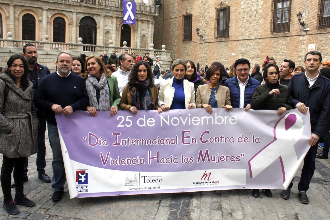 La alcaldesa, Milagros Tolón, con varios concejales del Ayuntamiento. 