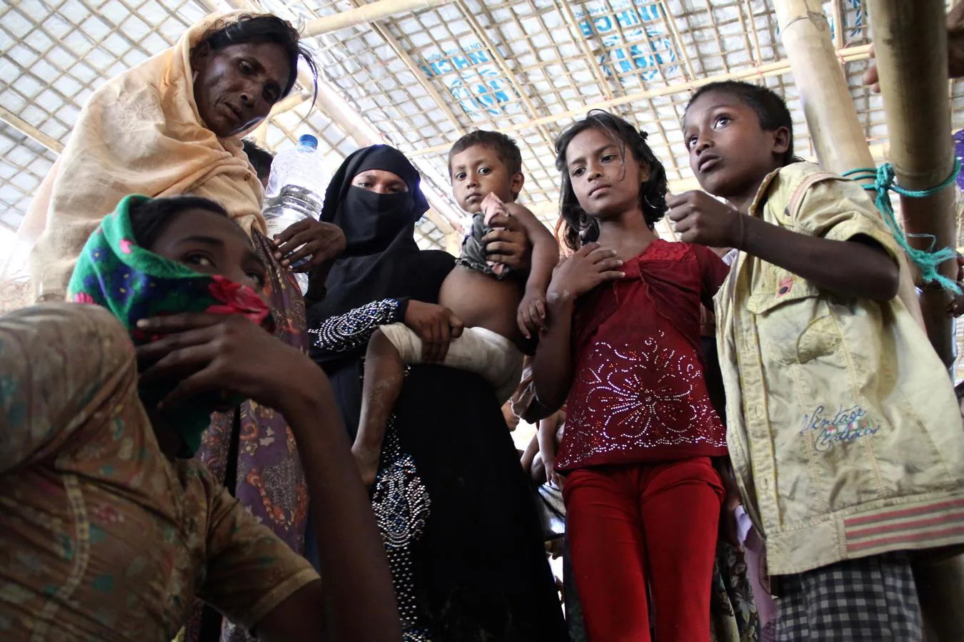 Los refugiados rohingyas llegan al punto de entrada de Sabrang, al sur de Bangladés en la frontera con Birmania, donde el Ejército registra sus datos y la ONG Médicos Sin Fronteras revisa su salud y vacuna de sarampión a niños y jóvenes. 